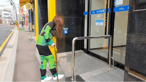 지난 11월23일 오전 10시께 서울 강서구 화곡동 '시니어플러스' 영업점에서 20대 기자가 노인체험용품을 착용하고 노인체험을 하고 있다 /사진=gnyu4@