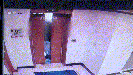 지난 23일 저녁 8시30분쯤 경기 시흥의 B주점으로 들어서는 10대들. 이들은 가게 주인이 “경찰에 신고하겠다”고 하자 도망치듯 B주점을 벗어났다고 한다. (사진=제보자 제공)