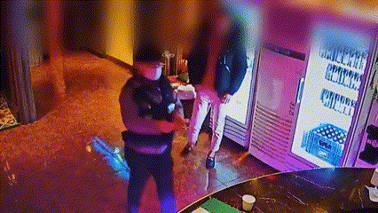 B주점에 갔던 이들은 몇 시간 뒤인 24일 새벽 1시경 A주점에서 비슷한 수법으로 가게 주인을 협박해 현금을 요구했다. 영상 속에서는 이후 출동한 경찰은 이들에게서 현금 수십만원과 ‘너클’을 압수하는 모습이다. (사진=제보자 제공)