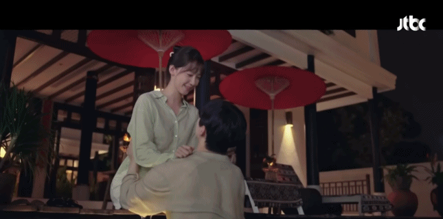 JTBC 토일드라마 '킹더랜드'에는 다양한 키스신이 나왔다. 그 중 태국 여행을 하다 수영장에서 입을 맞추는 구원(이준호 분)과 천사랑(임윤아 분)의 모습이 화제가 됐다. /JTBC 방송화면 캡처