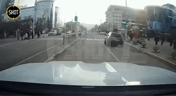 대낮 러시아 벨고로드 도심에 우크라이나의 미사일 공격이 쏟아졌다. 이 공격으로 최소 20명이 사망하고 110명 이상이 다친 것으로 알려졌다. /엑스(트위터)