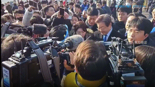 ▲ 더불어민주당 이재명 대표가 2일 부산 가덕도 신공항 부지를 둘러본 후 기자들과 문답을 진행하던 중 한 괴한으로부터 습격을 당했다. 독자제공