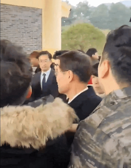 지난 2일 현충원 참배 당시 해병대 고 채아무개 상병에 대한 조문을 요청하는 해병대 예비역들의 요청을 무시하고 지나가는 한동훈 국민의힘 비대위원장의 모습. 해병대예비역전국연대 제공