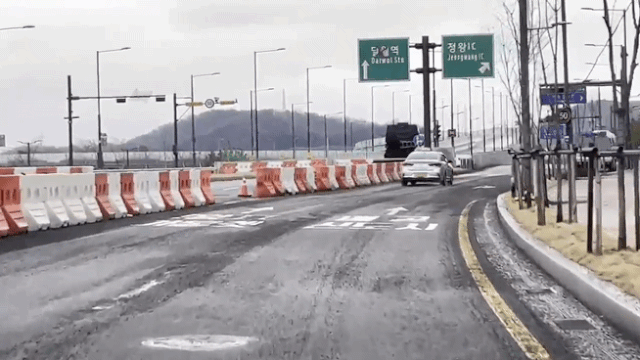 시흥 배곧신도시 달월역 고가도로 연결공사가 차량 통행이 불가능할 정도로 심각한 아스콘 패임현상이 발생해 부실시공 의혹이 일고 있다. 김형수기자