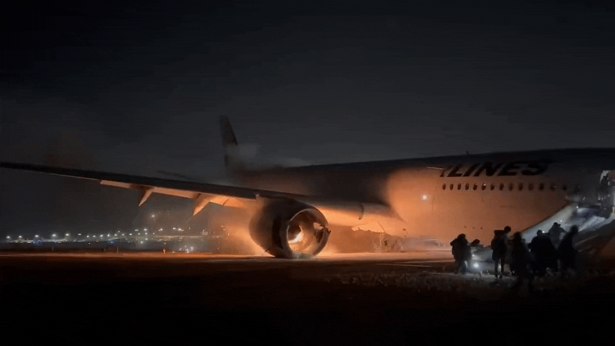 지난 2일 일본 하네다공항 활주로에 착륙하던 일본항공(JAL) 516 여객기에서 승객들이 탈출하는 모습/X(옛 트위터)