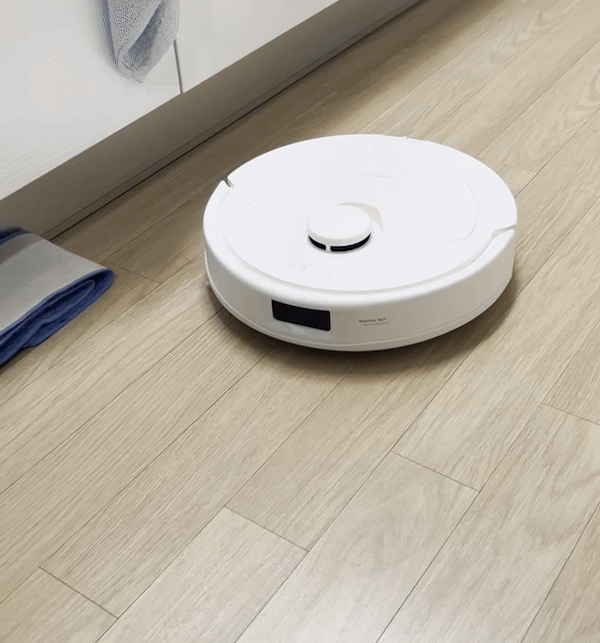 로보락 Q레보가 청소하는 모습 (사진=신영빈 기자)