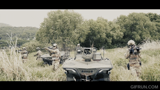 한화에어로스페이스의 다목적 무인차량 '아리온스맷'이 선행 병사 및 차량을 추종하며 자율로 주행하는 모습. /한화에어로스페이스 유튜브 캡처