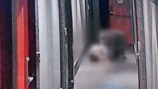 지난해 10월 경기 의정부의 한 모텔에서 30대 여성 직원이 노인 투숙객에게 폭행당하는 모습. [KBS 보도화면]