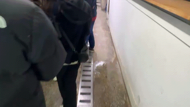 ‘만나분식’ 폐업 소식에 각자의 추억을 떠올리며 몰린 손님들.