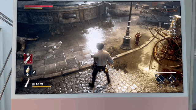 네오위즈의 'P의 거짓'으로 레이트레이싱 성능을 체험해봤다. 게임 화면이 움직일 때마다 바닥에 고인 물에 비친 빛이 각도에 따라 움직이는 것을 볼 수 있다./영상=백유진 기자 byj@