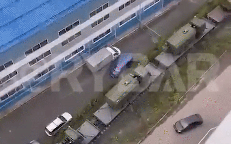 영국 일간지 더 타임스는 3일(현지시간) 러시아 국방부의 핵 장비 전담 부서의 열차가 우크라이나 전방을 향해 이동하는 모습이 지난 주말 사이 러시아 중부 지역에서 포착됐다고 보도했다.친러시아 성향의 텔레그램 채널인 '리바르'는 대형 화물열차가 신형 병력수송차와 장비를 싣고 이동하는 영상을 게재했다./ @rybar_en