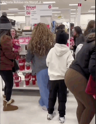 미 타겟 매장에서 방문객들이 진열된 스탠리-스타벅스 콜라보 제품을 서둘러 집어가고 있다. [The Sun 갈무리]