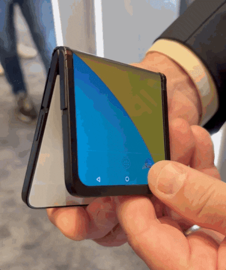 삼성디스플페이가 공개한 인앤아웃 플립 (영상=씨넷)