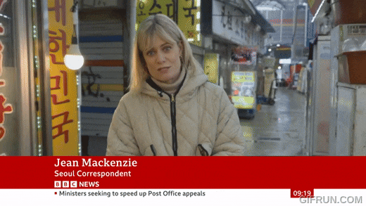 9일 BBC 기자가 서울 종로의 한 보신탕 가게 앞을 찾아 '개 식용 금지법' 통과 사실을 보도하고 있다./BBC 유튜브