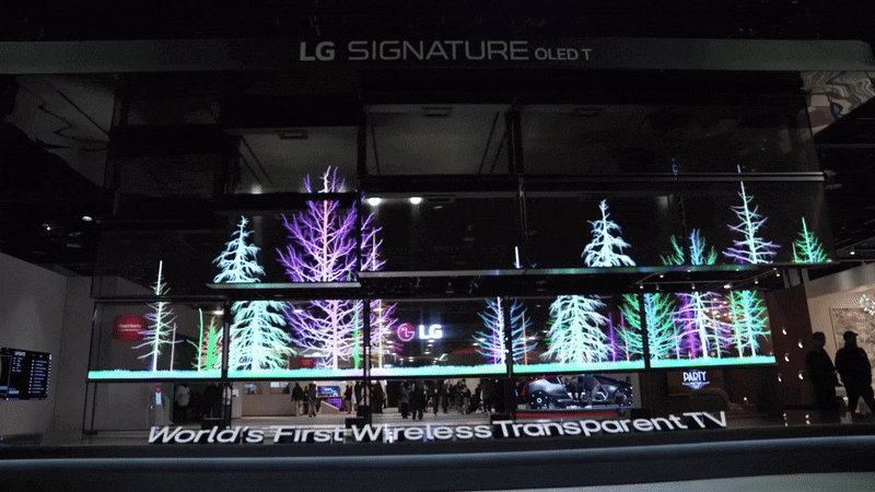 LG전자가 미국 라스베이거스에서 9일(현지시각) 개막하는 CES 2024에서 세계 최초 투명·무선 올레드 TV인 'LG 시그니처 올레드 T' 15대로 구성된 미디어 아트가 LG전자 부스를 찾은 관람객들을 맞이한다./LG전자 제공