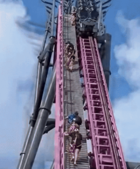 호주의 놀이공원에서 탑승객의 스카프가 날아가서 바퀴에 얽히며 운행 중이던 롤러코스터가 공중에서 멈추는 사고가 발생해 승객들이 안전장비를 착용하고 계단으로 걸어 내려가고 있다./사진=뉴시스