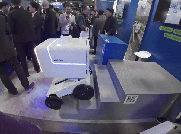 모빈이 CES 2024 현대차 제로원 부스에서 배달로봇 'M3'를 선보였다. (사진=신영빈 기자)