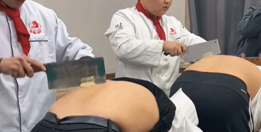 후진기술학교 요리학과 학생들이 친구의 등 위에서 칼질하고 있는 모습. /후진(虎振)학교 공식 더우인 영상