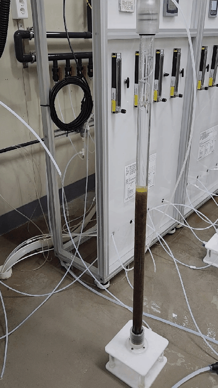 삼양사 이온교환수지의 물성을 테스트하고 있다. 이온교환수지를 통과한 초순수가 호스를 통해 흘러나오고 있다. 이 과정에서 비저항(전기가 통하는 정도) 등을 체크한다. (사진=이데일리 하지나 기자)