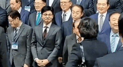 지난 6일 경기 고양시 킨텍스에서 열린 김대중 탄생 100주년 기념식 '하나로 미래로'에서 문재인 전 대통령의 부인 김정숙 여사가 참석자들과 인사를 나누는 가운데 한동훈 국민의힘 비상대책위원장이 인사를 했지만 그냥 지나치는 듯한 모습이 화제가 됐다. /온라인 커뮤니티