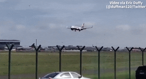 영국에 몰아친 강풍으로 착륙하지 못하고 방향을 바꾸는 비행기. 사진=엑스(Eric Duffy) 갈무리