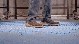 디즈니 연구소에서 홀로타일을 시연하는 모습. <사진=디즈니 파크 유튜브>