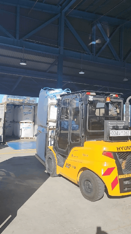 포장을 마친 SK케미칼의 코폴리에스터가 해외 수출을 위해 컨테이너박스에 실리고 있다.