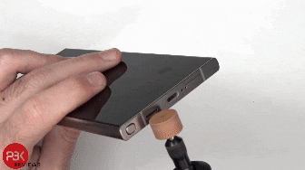 측면 티타늄 프레임에 드릴을 가져다 대 강하게 마찰한 결과, 프레임 외부 마감재 일부가 벗겨졌으나 기기 자체는 손상되지 않았다. /유튜브 영상