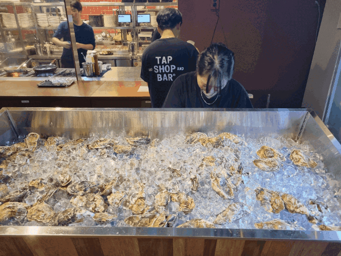 오이스터 바에서 굴분해를 하는 모습. 안병준 기자