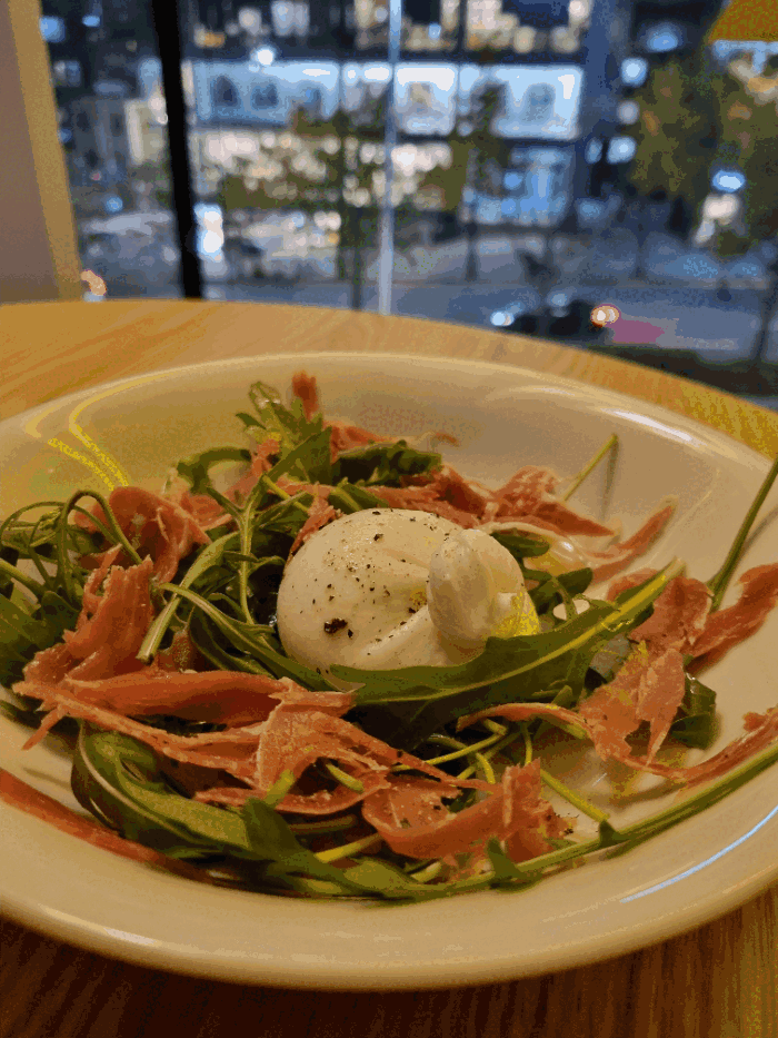 탭샵바의 주요메뉴. 그릴드 오이스터, 프레시 오이스터, 하몽부라타, 연어아보카도카르파초. 안병준 기자