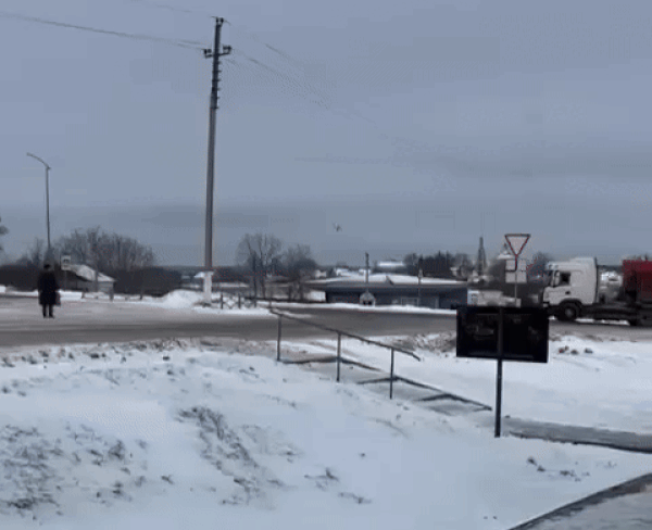 24일(현지시간) 우크라 국경에서 약 90㎞ 떨어진 러시아 벨고로드주 코로찬스키의 야블로노보 마을 인근 들판에 러시아군 수송기 일류신(IL)-65가 추락하고 있다. 수송기에는 우크라군 포로 65명과 러시아인 승무원 6명 및 호송 군인 3명 등 9명 등 총 74명이 탑승하고 있었으며, 이 사고로 전원 사망했다. 동영상은 추락 순간을 느리게 재구성한 것. 2024.1.24 텔레그램