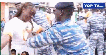 아비장의 한 경기장 밖에서 한 보안 경찰이 여성 관중들을 대상으로 몸을 수색하고 있다. [영상출처 = 엑스]