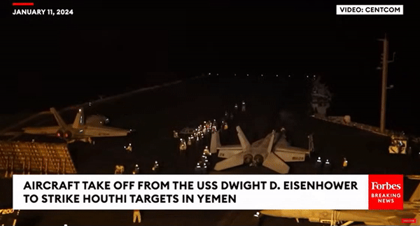 지중해상에 위치하고 있는 드와이트 아이젠하워 항공모함에서 전투기와 조기경보기가 이륙하고 있다. [유튜브 'Forbes Breaking News' 채널 캡처]