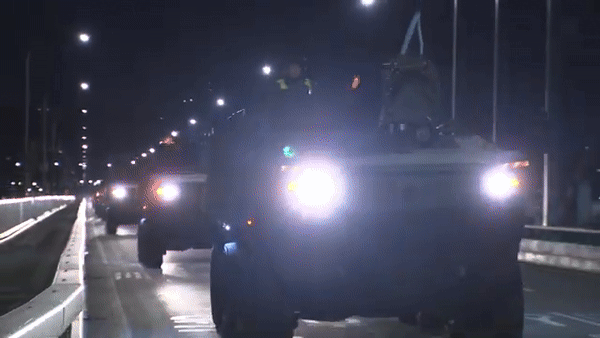 육군수도방위사령부 1경비단은 25일 새벽 서울 도심 일대에서 K808 차륜형 장갑차(백호) 기동훈련을 실시했다. 2024.1.25 국방홍보원 자료