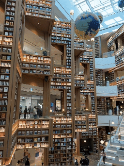 Starfield Library in the newest Starfield Suwon mall in Gyeonggi [SEO JI-EUN]