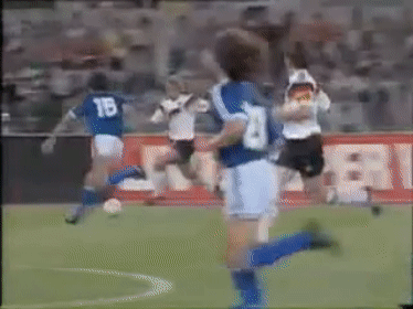 1990년 월드컵 독일:아르헨티나 결승전. 클린스만이 파울을 당해 넘어지는 장면. 〈화면출처=FIFA〉