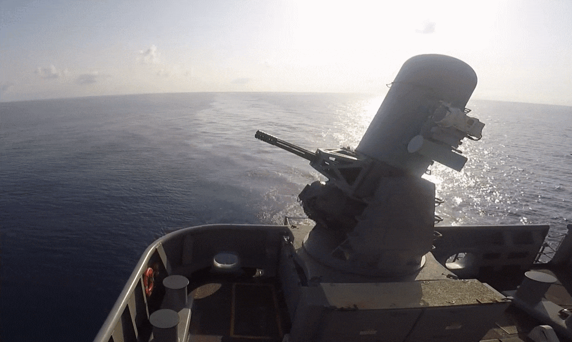 훈련 중 발사 중인 미 함선의 팔랑스 근접방어무기체계(CIWS)