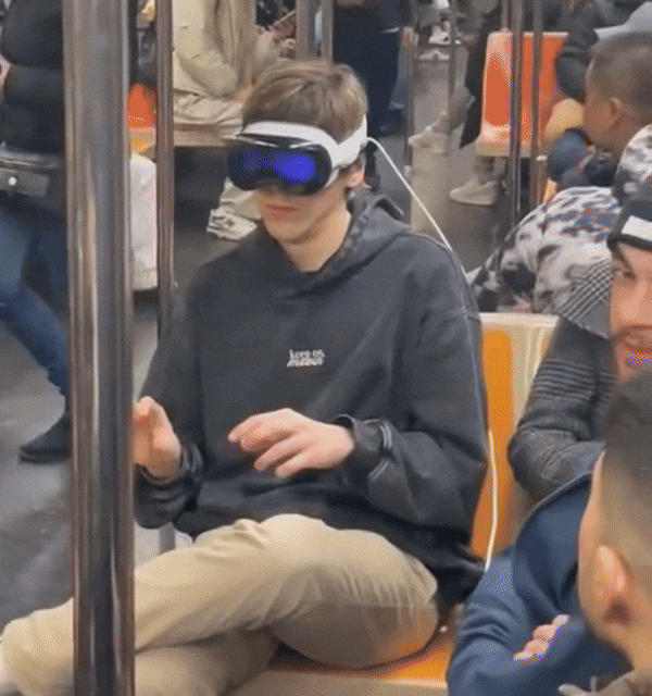 비전 프로를 착용한 채 지하철을 탄 남성의 모습./ 엑스 @haig98