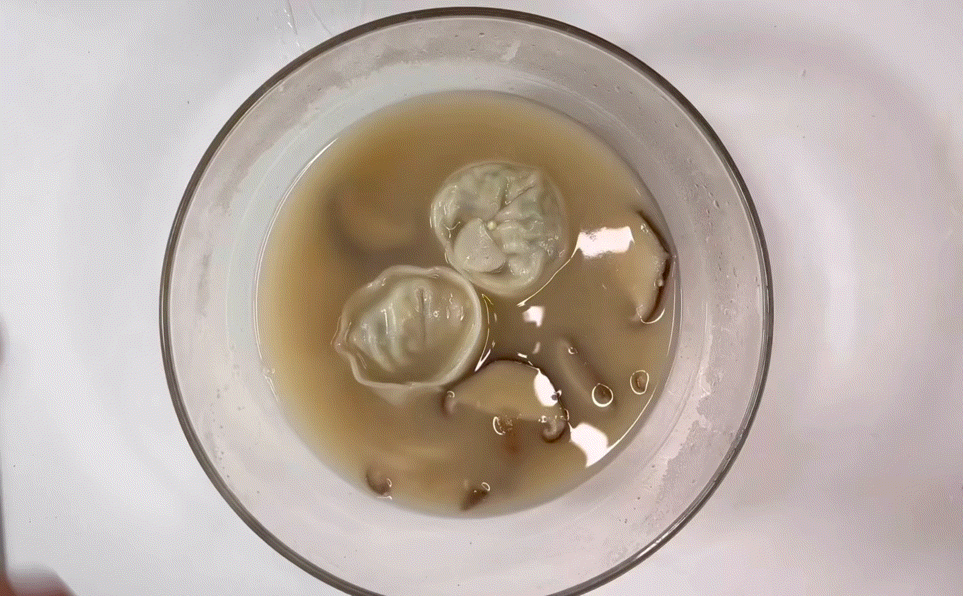 고명으로 수습한 떡국. 신주희 기자