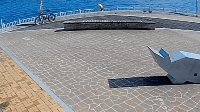 사망한 A씨가 바닷물에 뛰어들기 직전 옥포항 수변공원 난간을 넘고 있다. - 창원해양경찰서 제공