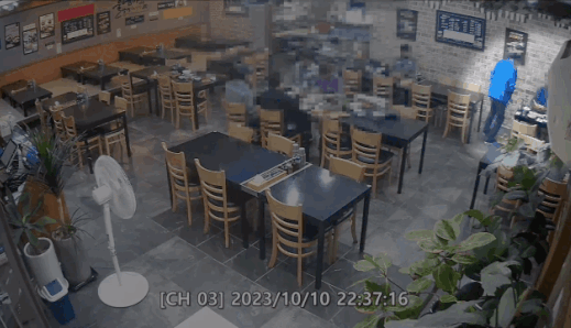 피해자가 범인 앞에서 무릎을 꿇고 있다. - 창원해경 제공