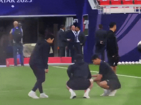 왼쪽부터 이강인, 설영우, 정우영이 물병던지기 놀이 하는 모습. (엑스 갈무리)