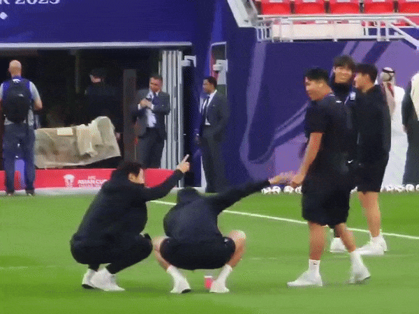 왼쪽부터 이강인, 설영우, 정우영이 물병던지기 놀이 하는 모습. (엑스 갈무리)