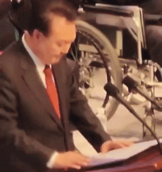 끌려나가는 카이스트 졸업생. X 영상 캡처