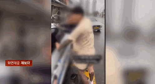 지난 15일 전주 고속버스터미널 앞에서 한 남성이 택시 기사를 폭행하는 모습. 〈영상=JTBC '사건반장'〉