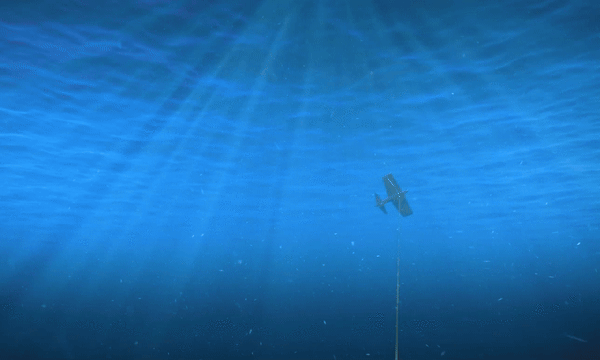 수중 발전기 ‘드래건 12’가 바닷속을 돌아다니며 전기를 생산하는 상황을 묘사한 컴퓨터 그래픽 영상. 해저에 고정된 줄에 매달려 물속에서 이리저리 움직이고 있다. 미네스토 제공