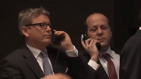 2012년 뉴욕 크리스티 경매장에서 마크 로스코의 ‘주황, 빨강, 노랑’ 작품을 두고 입찰자간 치열한 경쟁이 붙은 모습. [크리스티]