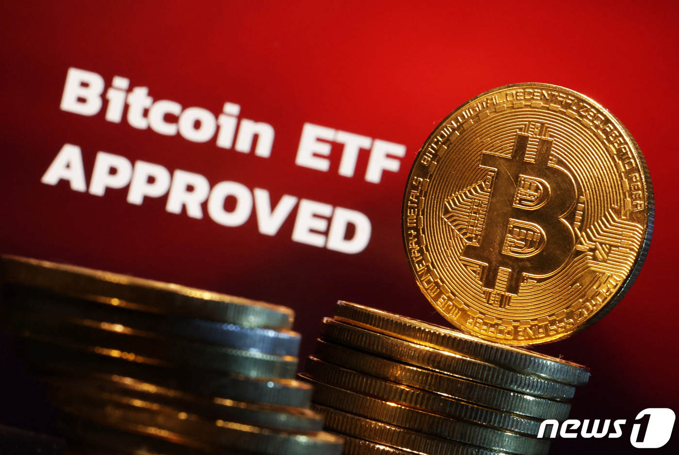 7000만원선 사수하는 비트코인, 현물 ETF서 3조원 유입[코인브리핑]