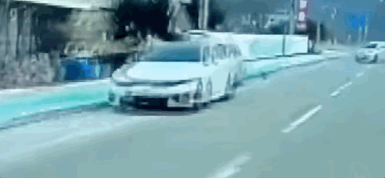 그는 차를 몰고 도망가는 모녀의 차량을 쫓았다. 반대 차선에서 아내의 차량을 발견한 B씨는 중앙선을 넘어 아내의 차를 들이받았다. [사진출처=JTBC '사건반장']