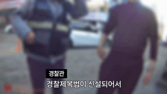 재미로 수갑을 찬 남성이 법률 위반으로 검거됐다. 경찰청 유튜브 갈무리